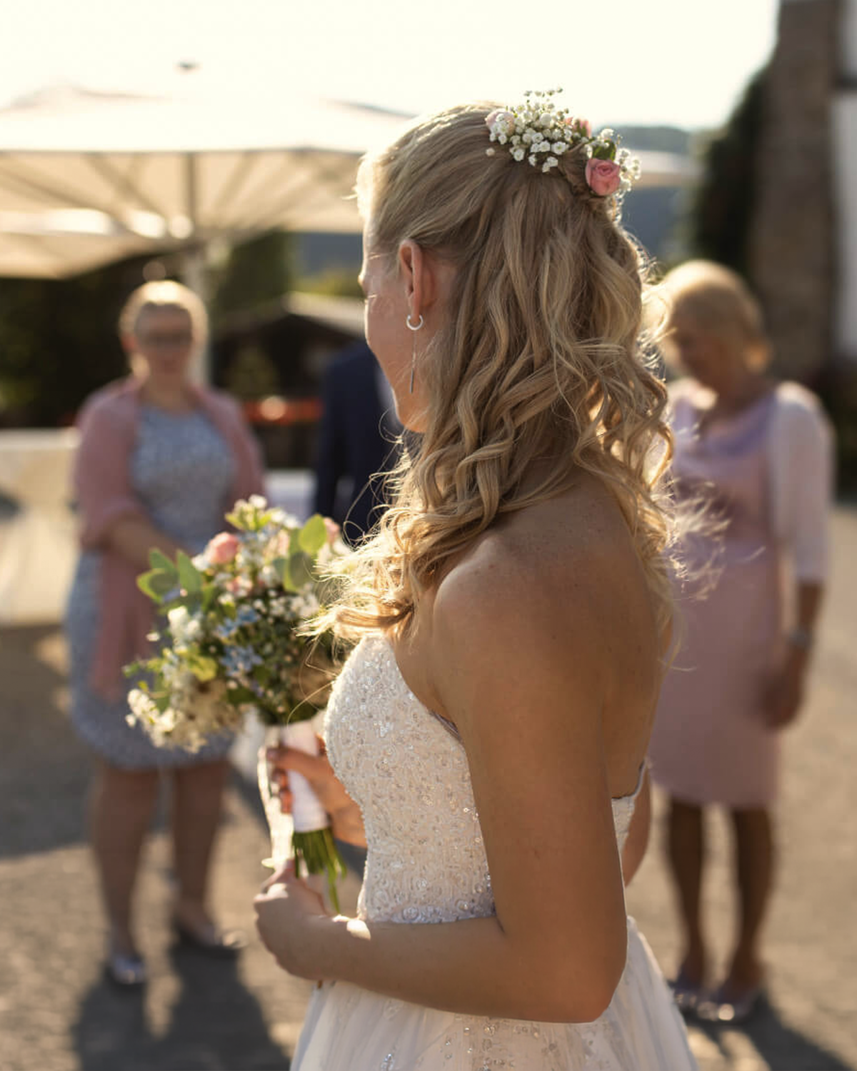 Hochzeitspaar in einem natürlichen Moment